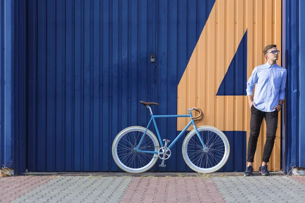 Jovem e bicicleta — Fotografia de Stock