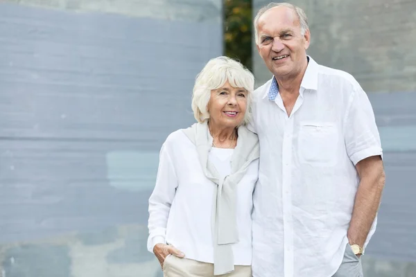 Elder couple traveling and sightseeing — Stock Photo, Image