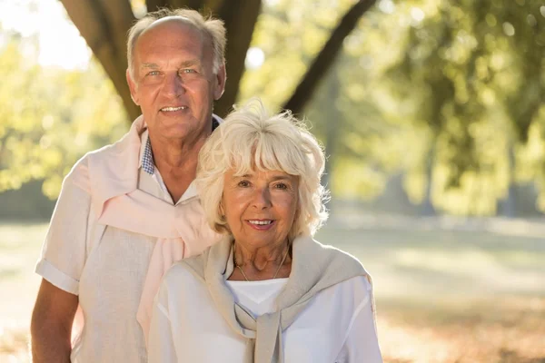 Sonriente matrimonio de ancianos —  Fotos de Stock