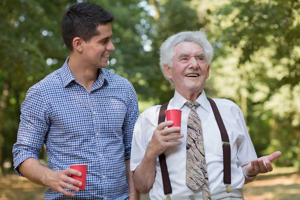 Beber café en el parque — Foto de Stock