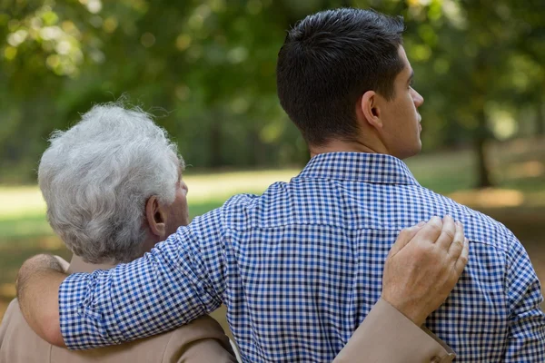 Nieto y abuelo cariñosos — Foto de Stock