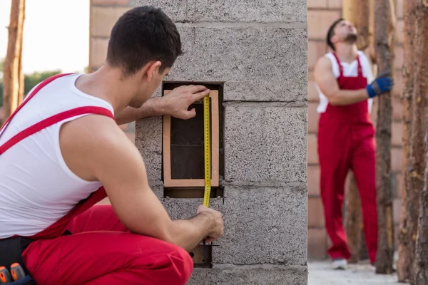 Werknemers van erectie bedrijf — Stockfoto