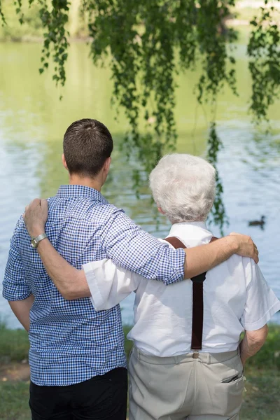 De pie en el lago — Foto de Stock