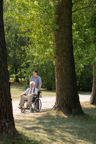 Gehandicapte man in het park — Stockfoto