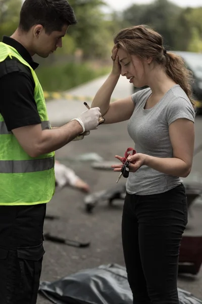 Un policier prend une déclaration — Photo