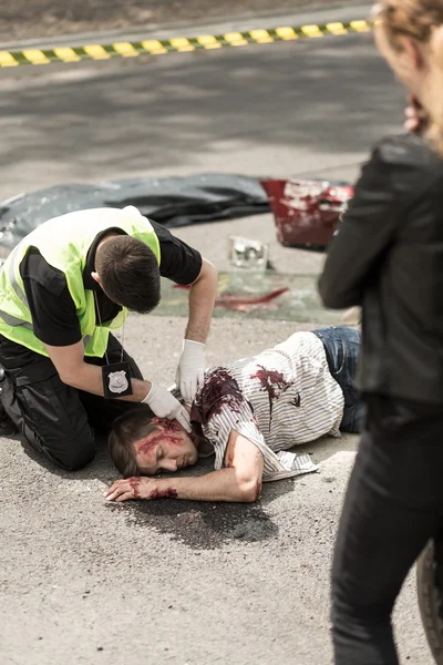 Le policier vérifie le pouls de l'homme — Photo