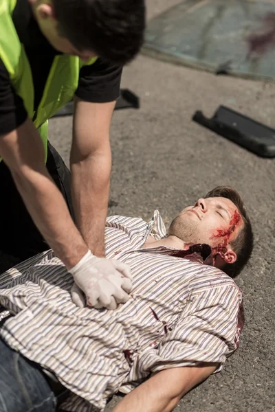 Policista oživování oběť — Stock fotografie