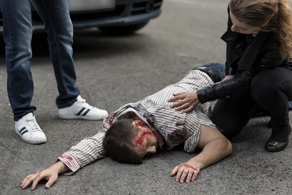 Persone che aiutano l'uomo ferito — Foto Stock