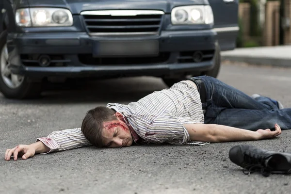 Mężczyzna potrącony przez samochód — Zdjęcie stockowe