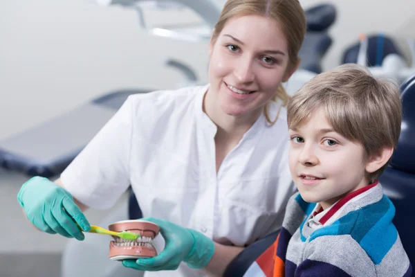 Tandheelkundige hygiëne is belangrijk extremaly — Stockfoto