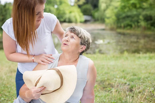 Anciana y alta temperatura —  Fotos de Stock