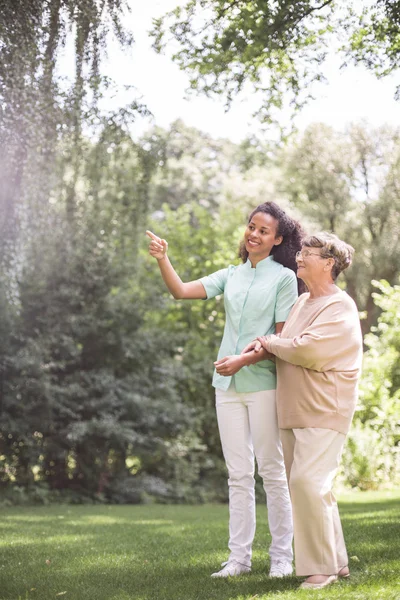 Talking with elder woman — Stock Photo, Image