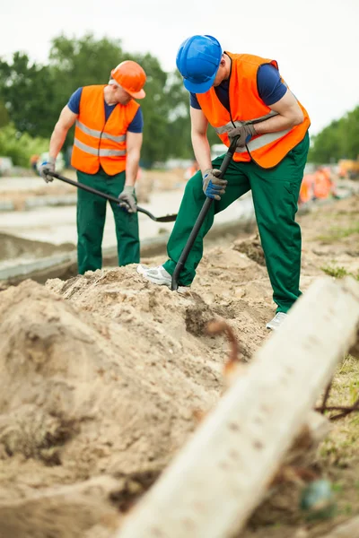 Im Boden graben — Stockfoto