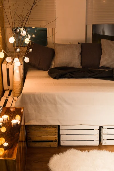 DIY postel s dekorativní polštáře — Stock fotografie