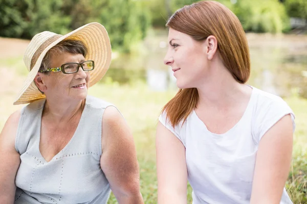 Tijd doorbrengen met grootmoeder — Stockfoto