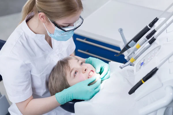 Muéstrame tus dientes, por favor. —  Fotos de Stock