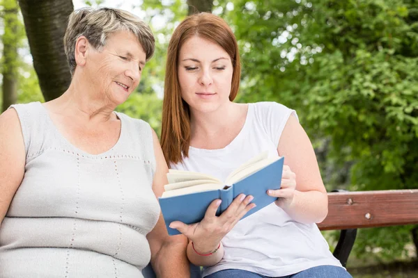 Ein Buch lesen — Stockfoto