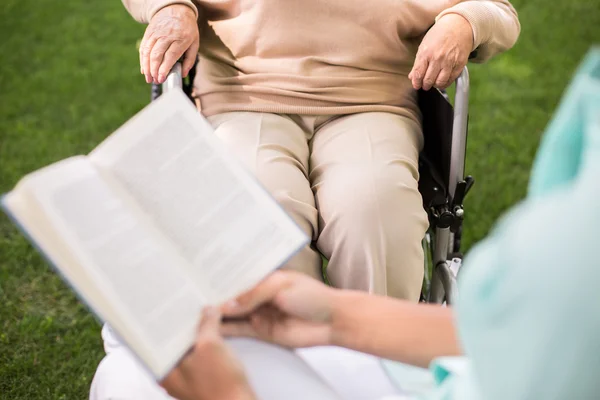 Reading a book — Stock Photo, Image