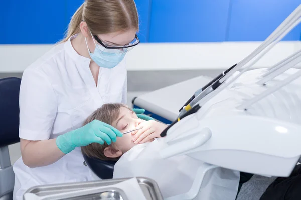 Ele não gosta de ir ao dentista. — Fotografia de Stock