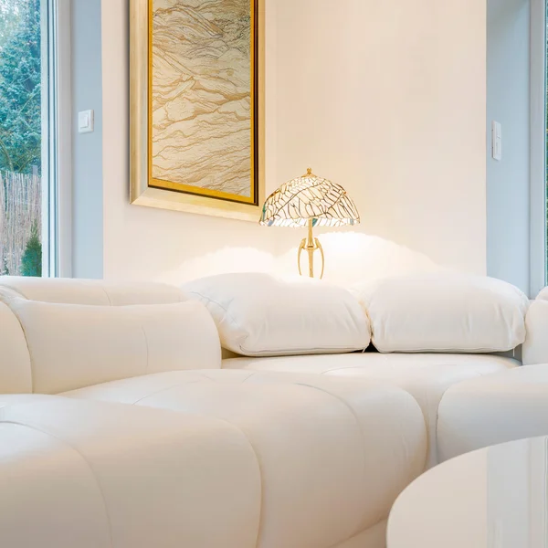 Bequeme weiße Couch — Stockfoto
