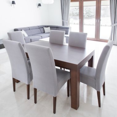 Gri sandalye ve masa