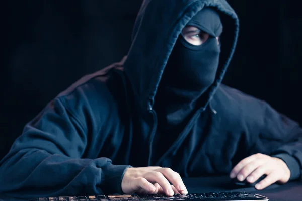 Gefährlicher maskierter Hacker — Stockfoto