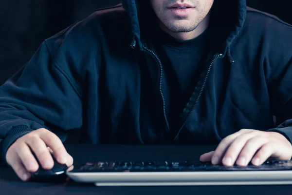 Hacker en computer — Stockfoto