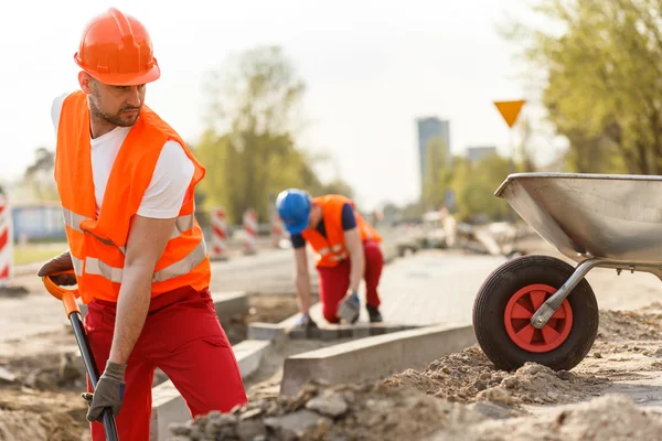 Stark byggnadsarbetare gräva — Stockfoto