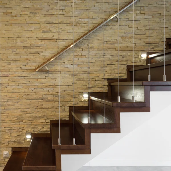 木製の階段とレンガの壁 — ストック写真