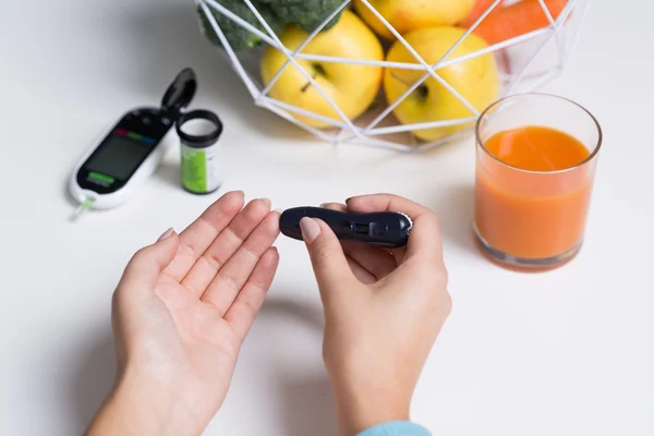 Diabetik dělá glukózový test — Stock fotografie