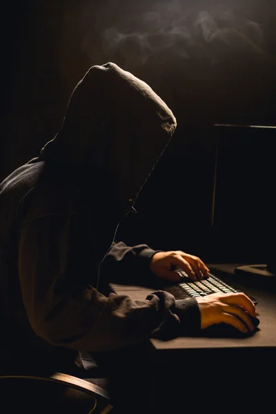Хакер за работой — стоковое фото