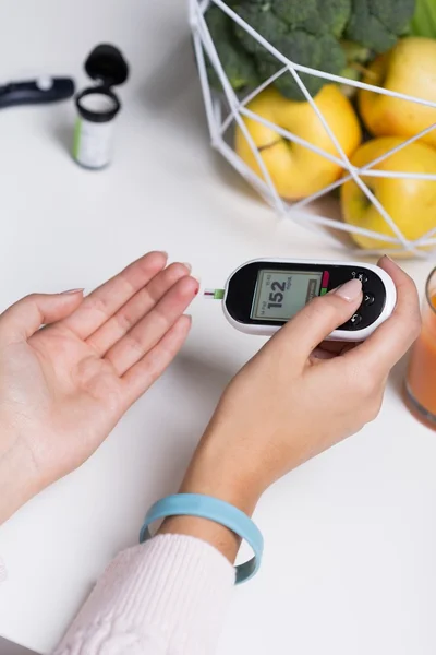 Diabetiker med blå armband — Stockfoto