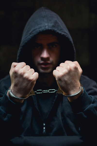 Человек в наручниках
