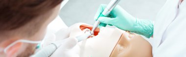 Anatomik model üzerinde diş matkap kullanarak öğrenci