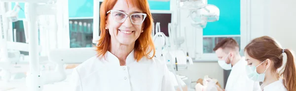 Mayor sonriente profesor de estomatología en clases — Foto de Stock