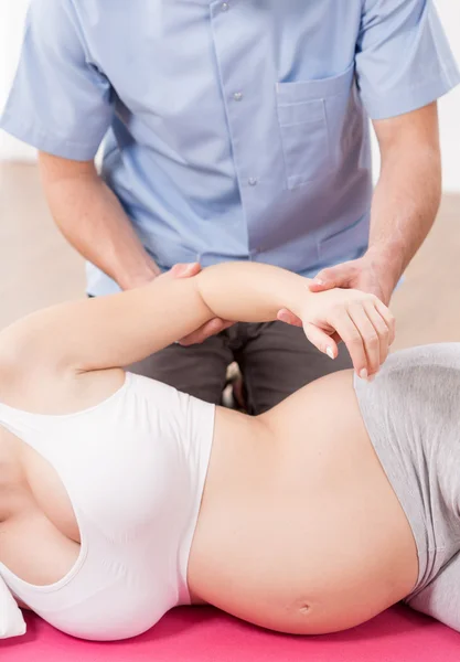 Рекомендуются упражнения во время беременности — стоковое фото