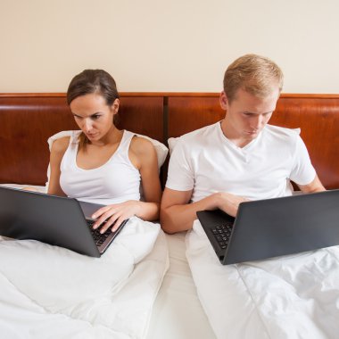 Yatakta dizüstü bilgisayarlar