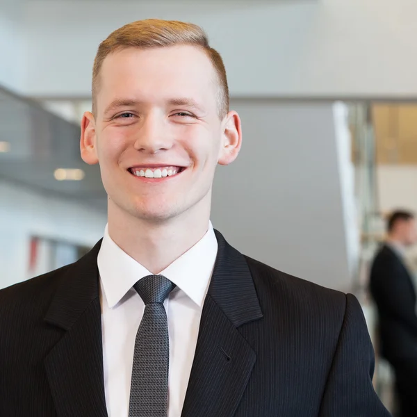 Elegante man aan het werk in bedrijf — Stockfoto