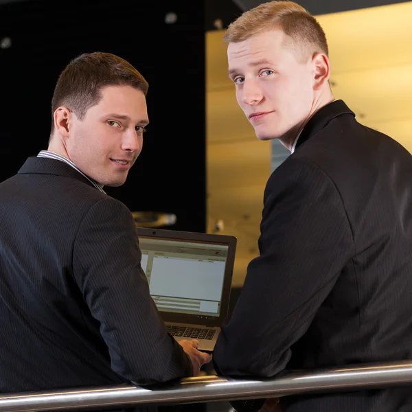 Kantoormedewerkers met laptop — Stockfoto