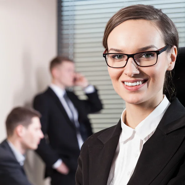 Jeune femme travaillant dans un centre d'affaires — Photo