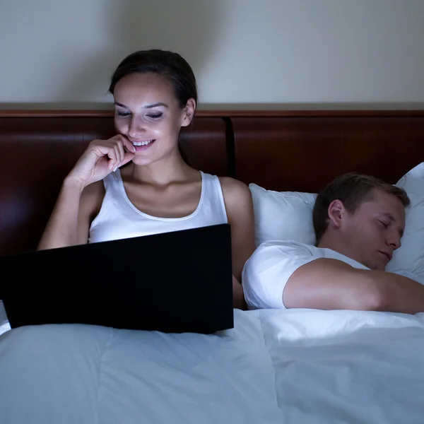 Vrouw op laptop bij nacht — Stockfoto