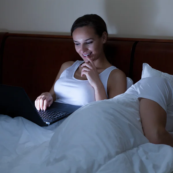 Hombre durmiendo mujer surfing —  Fotos de Stock