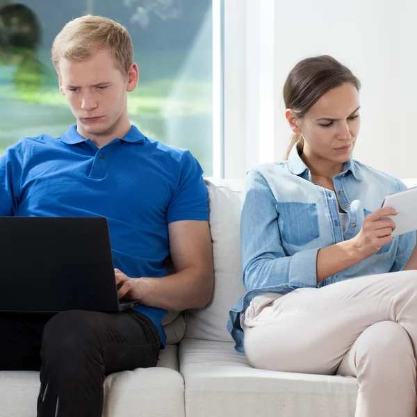 Casal viciado em internet em casa — Fotografia de Stock