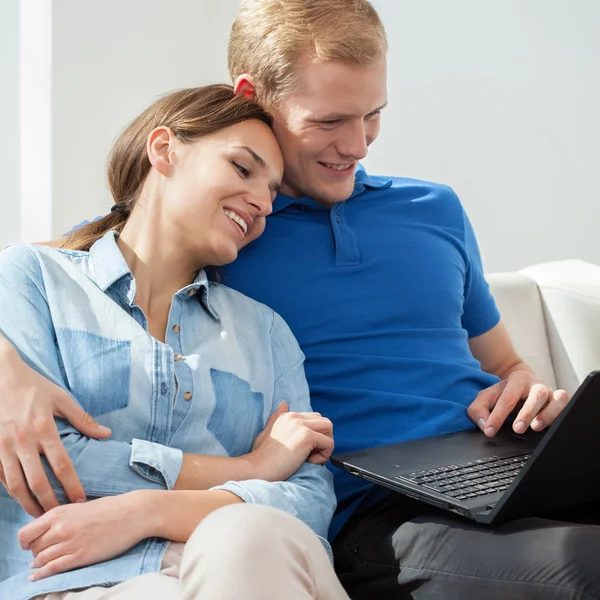 Casal amoroso usando laptop — Fotografia de Stock