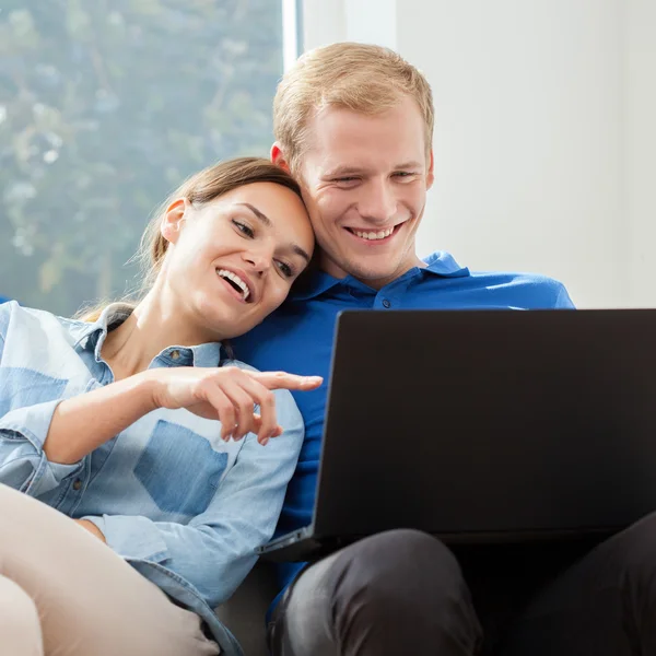 Couple in love using internet — Stock Photo, Image