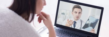 İlgili doktor ve kadının xray fotoğraf