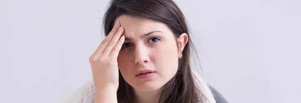 Jonge vrouw met hoofdpijn — Stockfoto