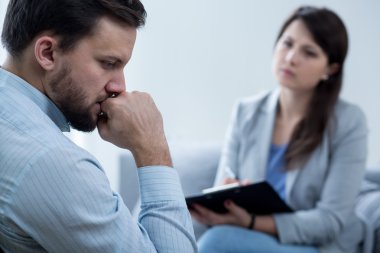 Endişeli adam kaybetti