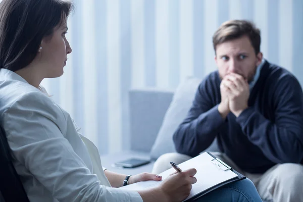 Verängstigter Patient beim Psychiater — Stockfoto