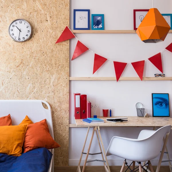 Cama de solteiro com almofadas decorativas — Fotografia de Stock